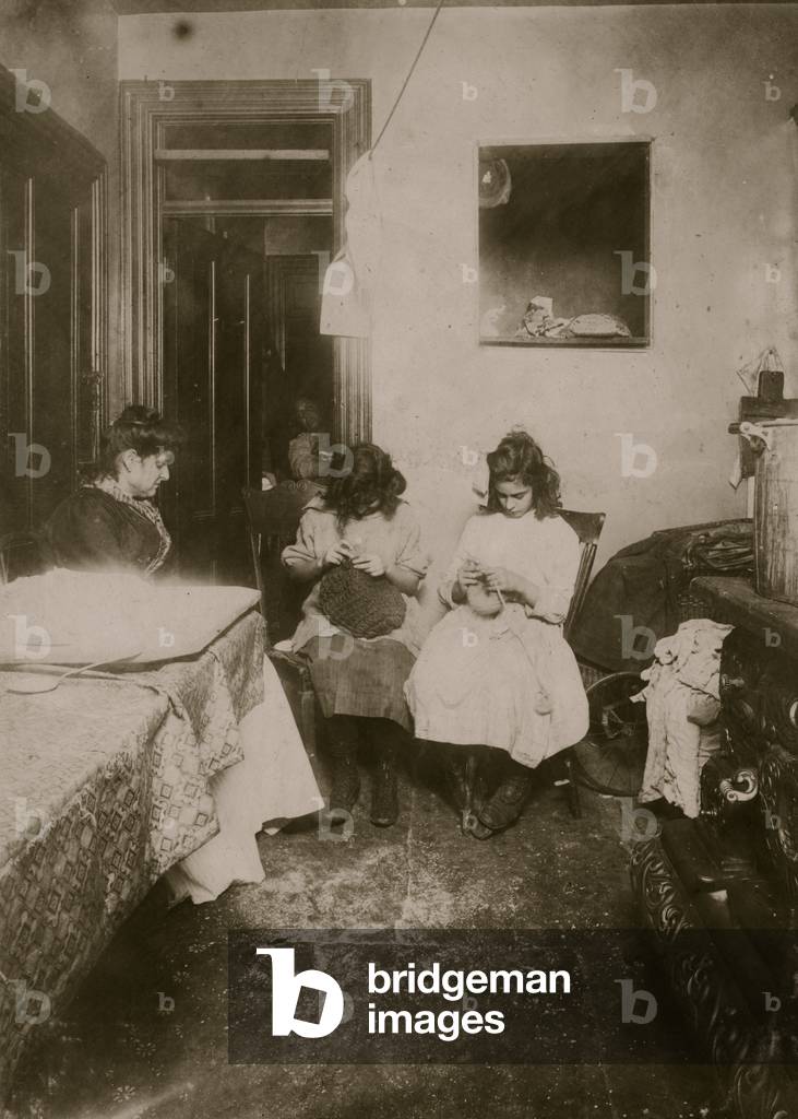 Bild von Fotografie "Italienische Familie produziert Schal", b/w
