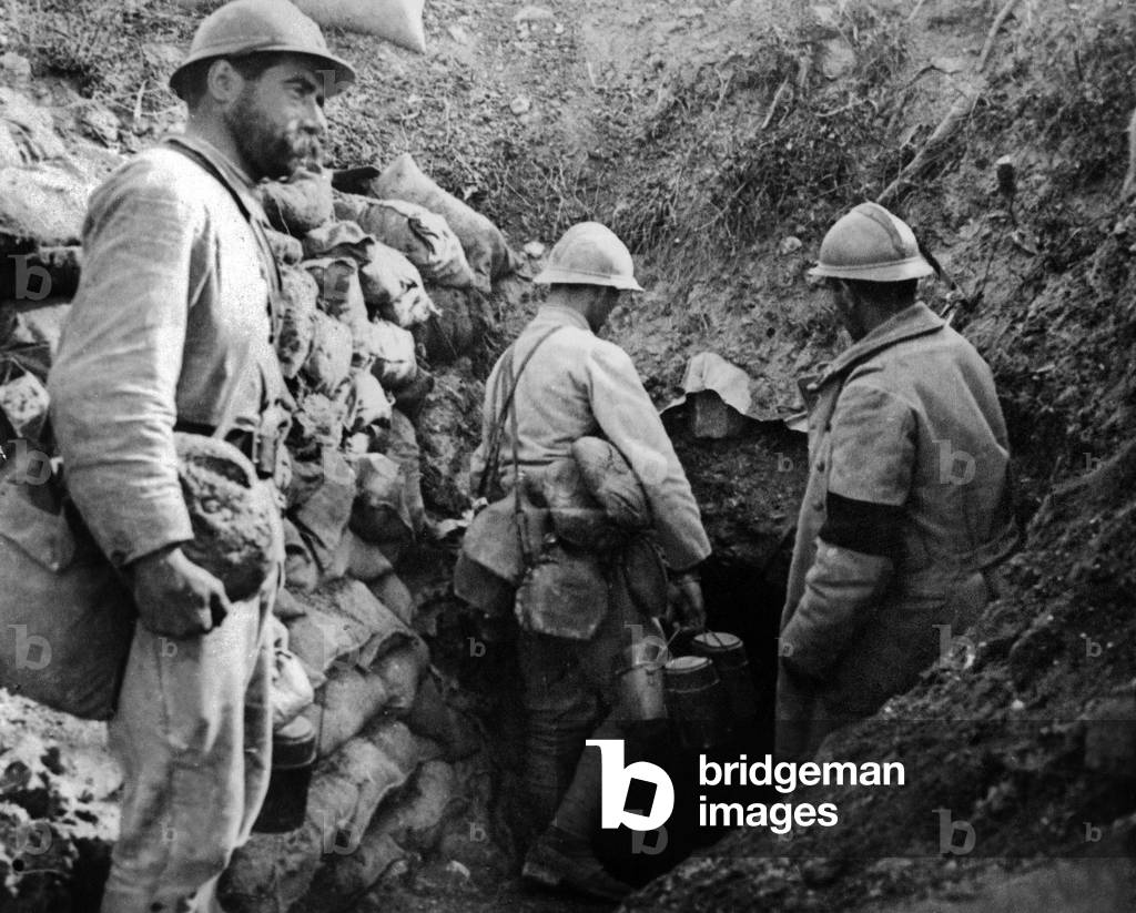 Des soldats français amenant de la nourriture dans la tranchée lors de l'offensive du chemin des Dames le long