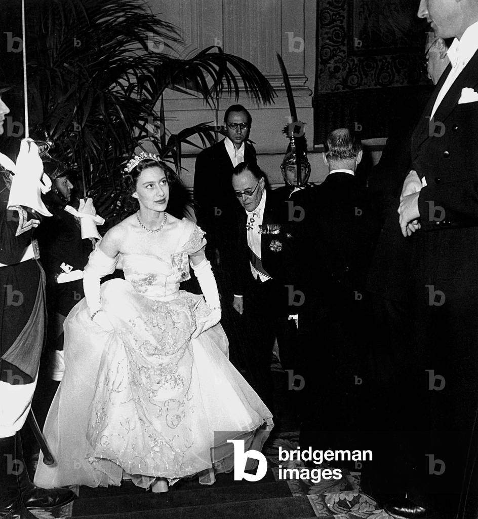 Immagine di Fotografia "La Principessa Margaret con Sir Oliver Harvey a Parigi in occasione di un ballo di ben