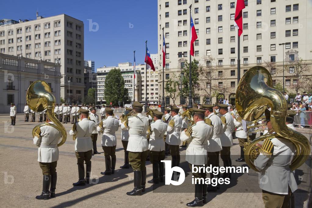 Wechsel der Wachen von Carabineros auf der Plaza de la Constitucion vor dem Palacio de la Moneda Präsidentenpa