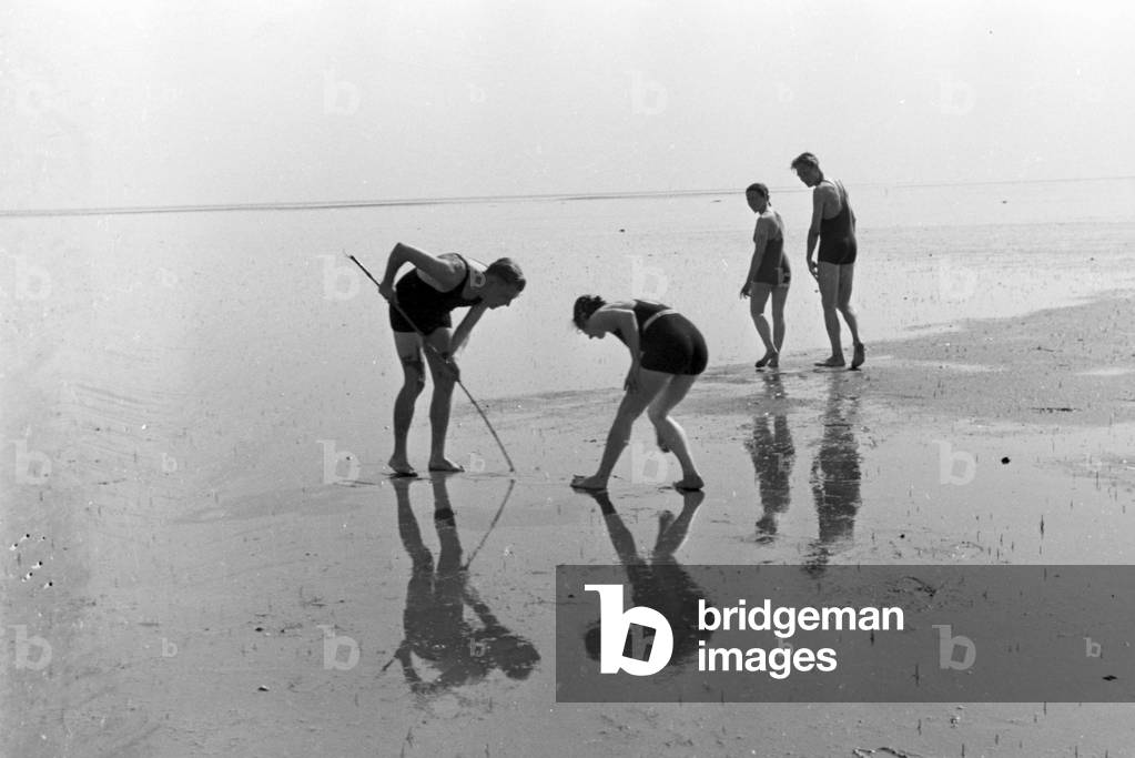 Bild von Fotografie "Urlauber auf der ostfriesischen Insel Juist", b/w