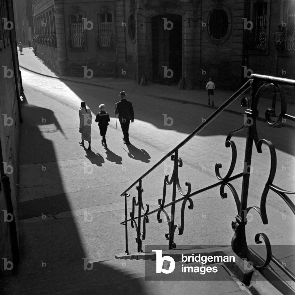 Immagine di Fotografia "Impressione dal centro di Treviri: un padre fa una passeggiata con i suoi figli", b/w