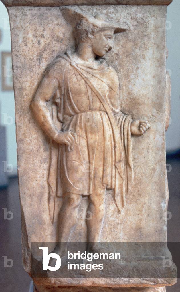 Arte greca. Rilievo di un sacerdote o dignitario. V secolo a.C. Atene. Museo Archeologico Nazionale.