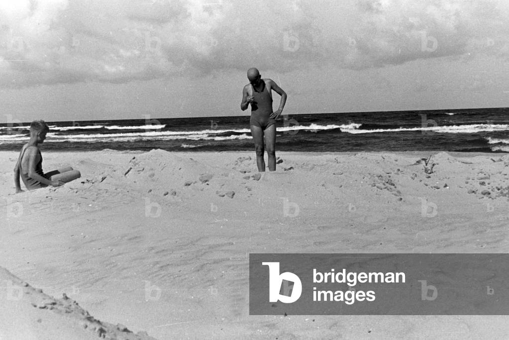 Vacanza sulla spiaggia del Mar Baltico, Germania anni '30 (foto in b/n)
