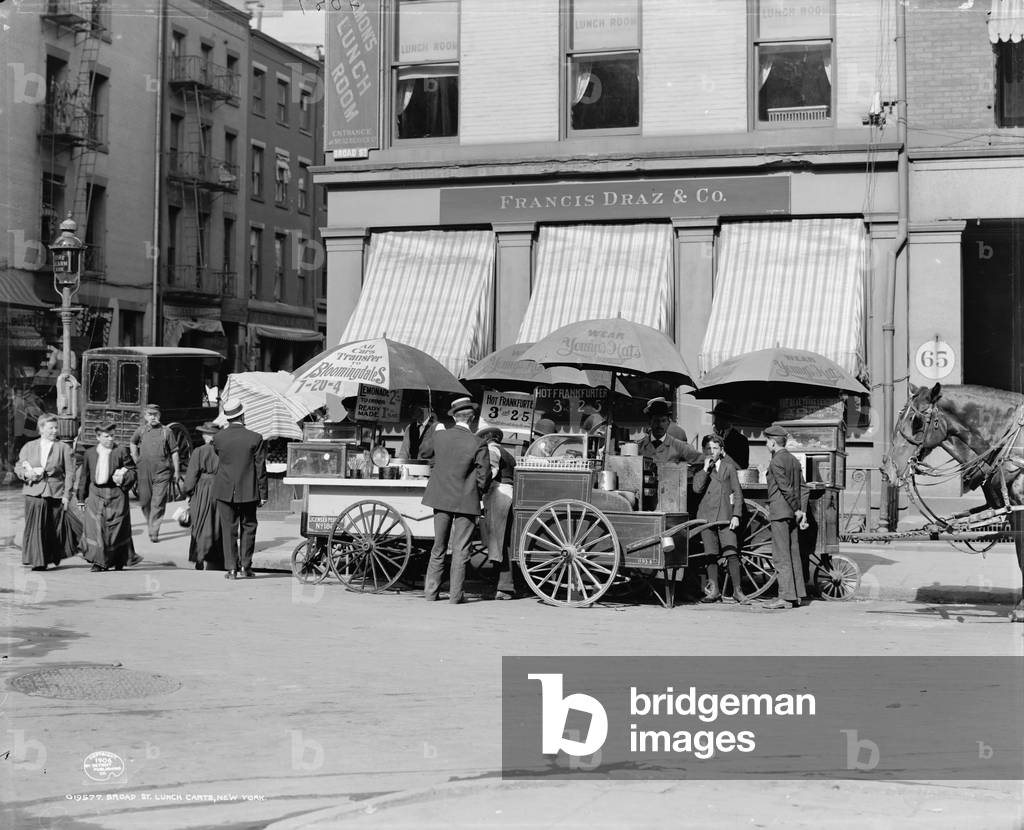 Immagine di Fotografia "Carretti per il pranzo in Broad Street", c.1906 di Detroit Publishing Co., b/w