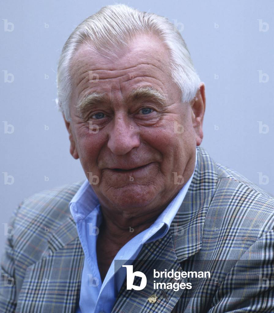 Der deutsche Tierfilmer, Kameramann, Produzent und Publizist Heinz Sielmann steht für ein Fotoporträt, Deutsch