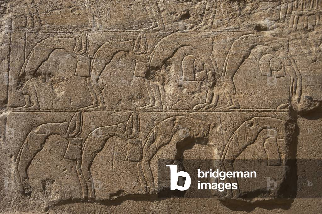 Relief, das eine Gruppe von Tänzern darstellt.