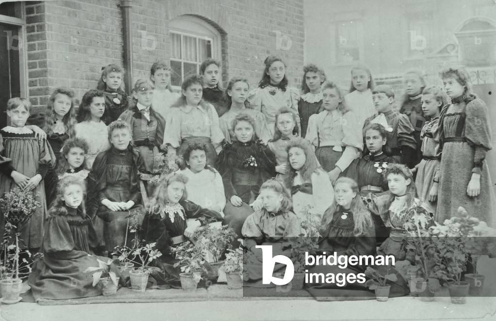 Immagine di Fotografia "Classe sconosciuta di ragazze" 1896 di English Photographer