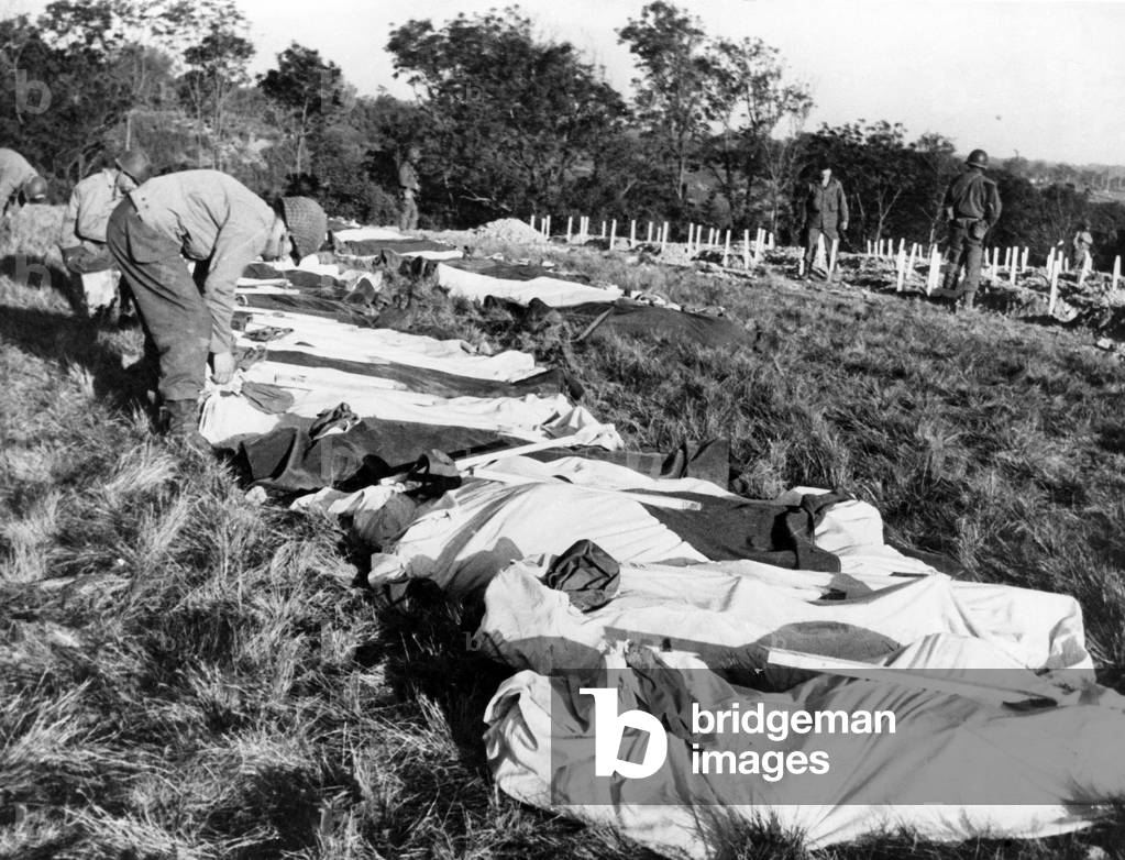 Immagine di Fotografia "Sindone con corpi di soldati morti durante lo Sbarco in Normandia" 1944 di Unknown pho