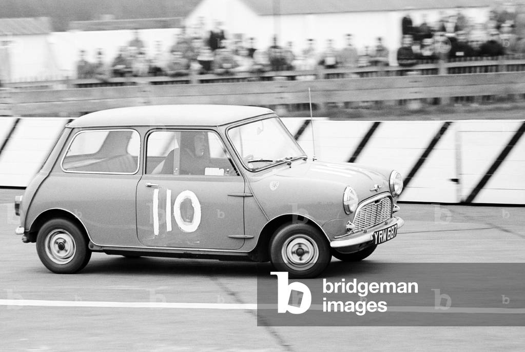 Bild von Fotografie "Mini-Cooper an der Schikane (s/w Foto)", b/w