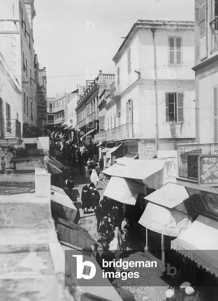 Eine Straße in Tanger (s/w Foto)