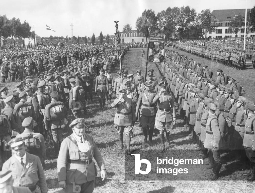 Image de Photographie représentant Le prince héritier Wilhelm inspecte le Stahlhelm 1932, b/w