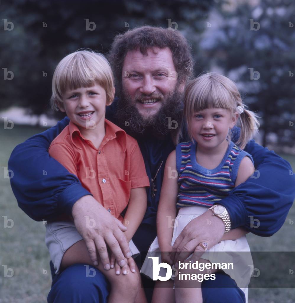 "Il bassista tedesco Ivan Rebroff con due figli" 1975
