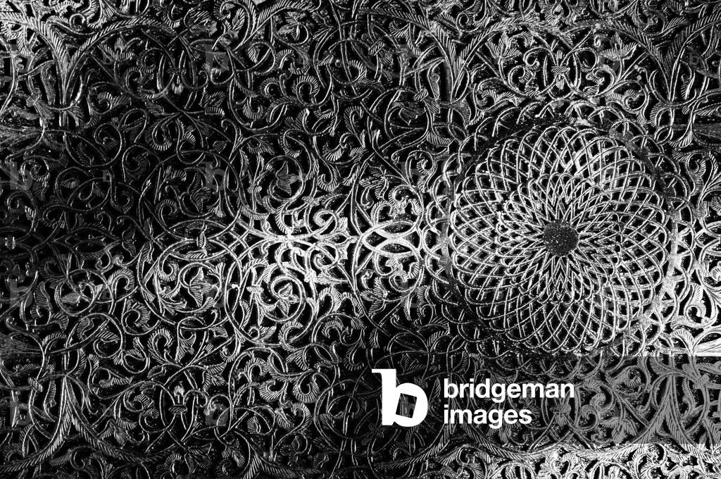 Bild von Fotografie "Metallschild mit Gravur (s/w Foto)", b/w