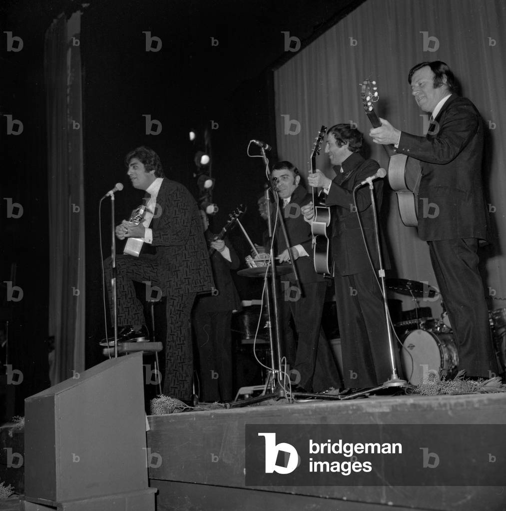 Il cantante francese Enrico Macias e i suoi musicisti alla sua prima del 6 febbraio 1970