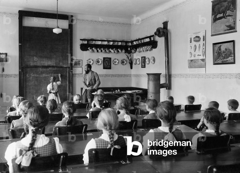 Immagine di Fotografia "Lezione in una scuola di villaggio" 1935, b/w