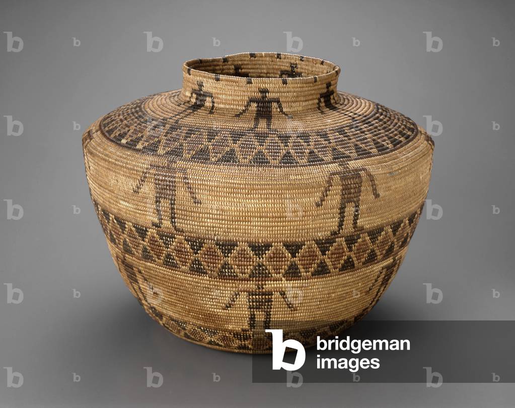 Contenitore con figure umane e motivo a serpente a sonagli, 1870-1910 (fibra di radice ed erba, colorante)