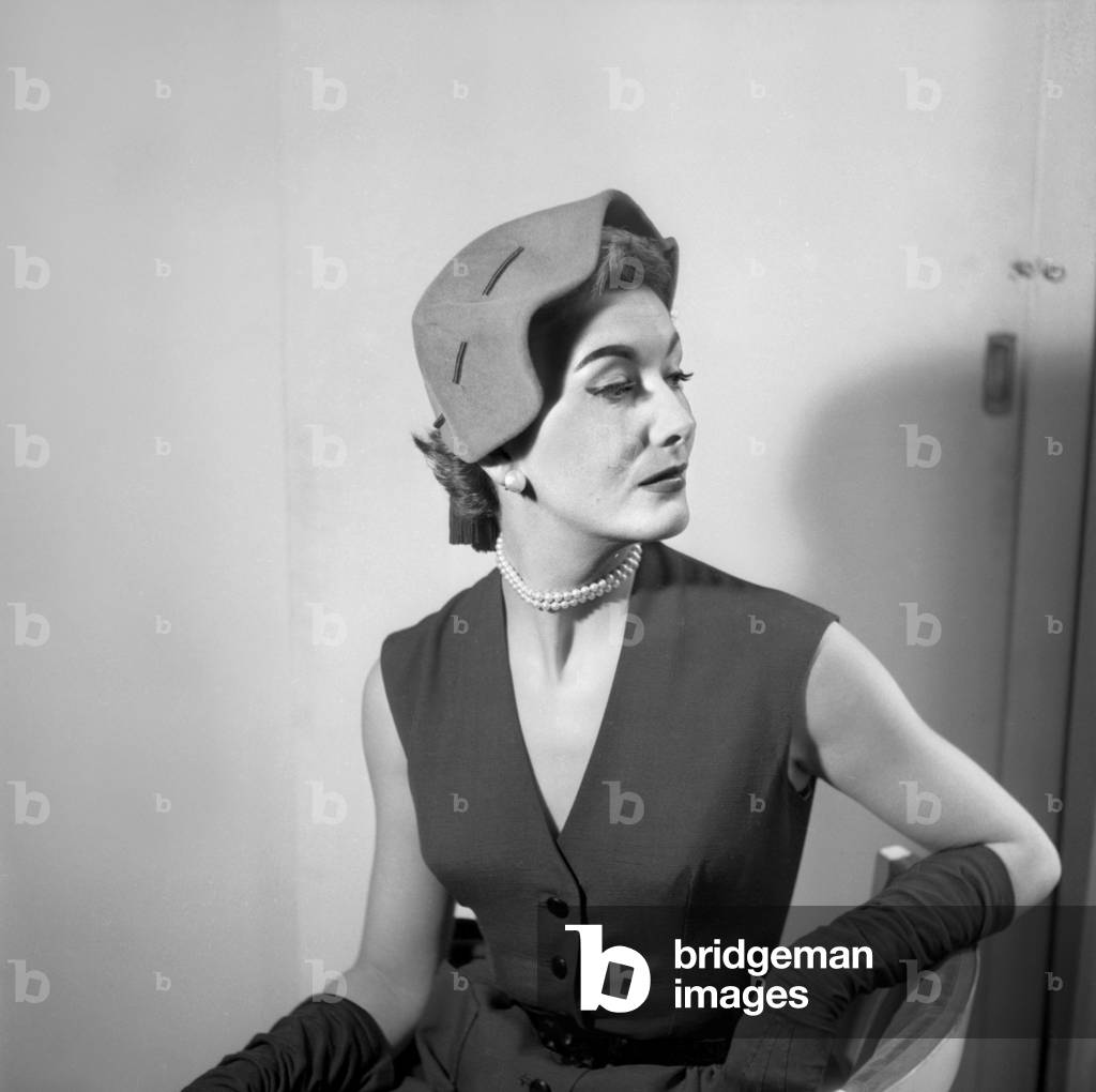 Bild von Fotografie "Modell Doudette Presenting Ein Hut Von Rose Valois Juli 1952 (s/w Foto)" 1952, b/w