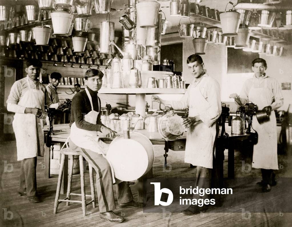 Immagine di Fotografia "Carlisle Indian School Metalworking Class 1904 (foto)", b/w