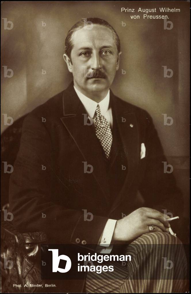 Ak Prinz August Wilhelm von Preußen beim Rauchen  (b/w photo)