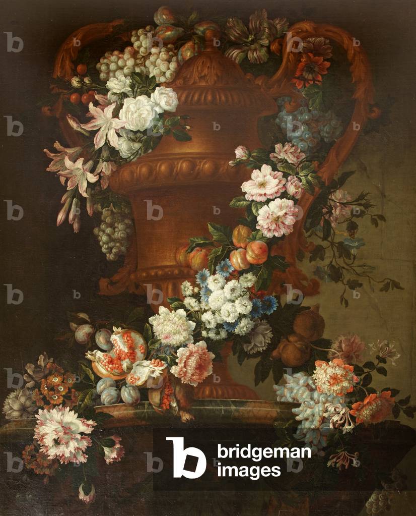 Un urna con una ghirlanda di fiori