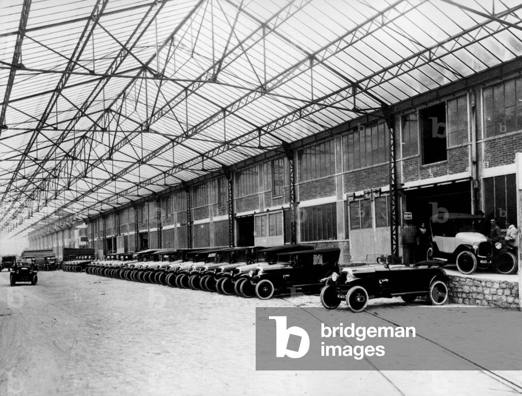 Immagine di Fotografia "Veduta generale di un magazzino nella fabbrica Citroen a Parigi nel 1921: Citroen B2 C