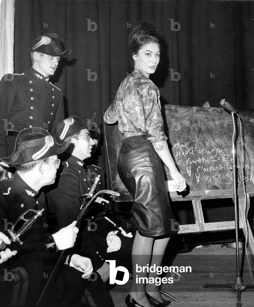 mugette-fabris-miss-france-1963-giving-mathematics-lesson-to