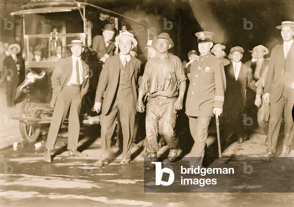 Bild von Fotografie "Rettet von Aquädukt Feuer 1913 (Foto)" 1913 von Unknown photographer, b/w