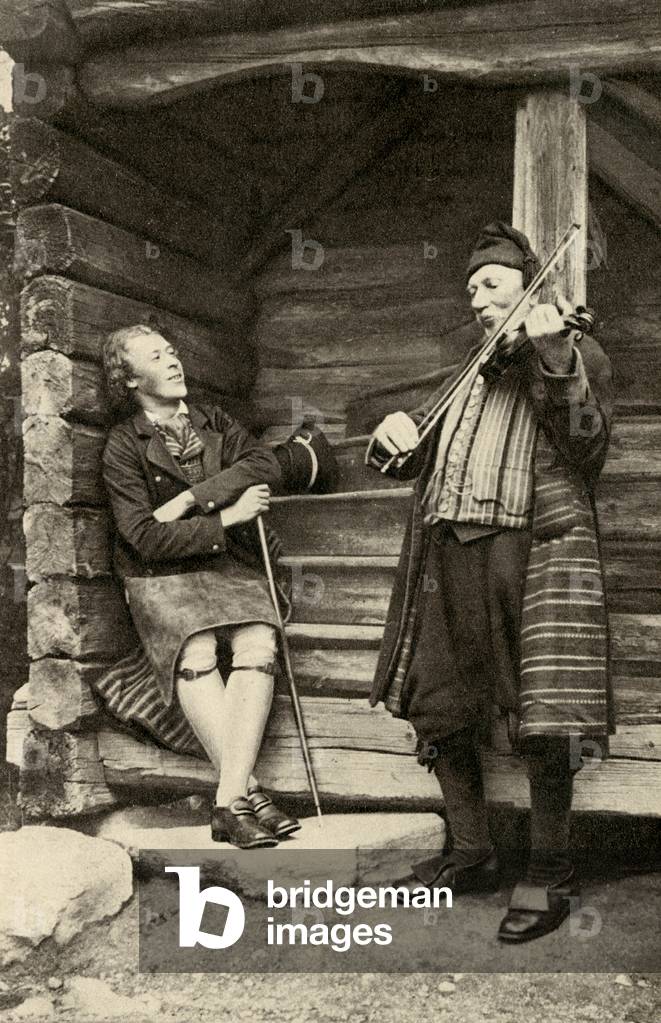 "Svezia. Fiddler della provincia di Helsingland in abito antico e cappuccio nappato in panno scuro. 1920", b/w