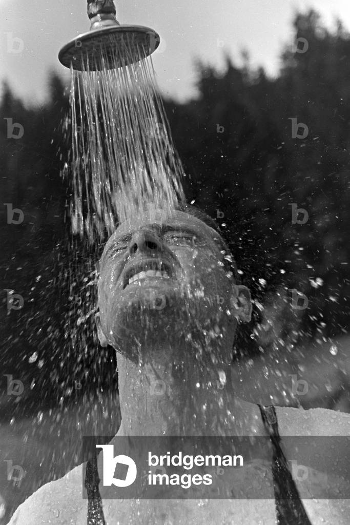 Immagine di Fotografia "Nella piscina all'aperto in una calda giornata estiva", b/w