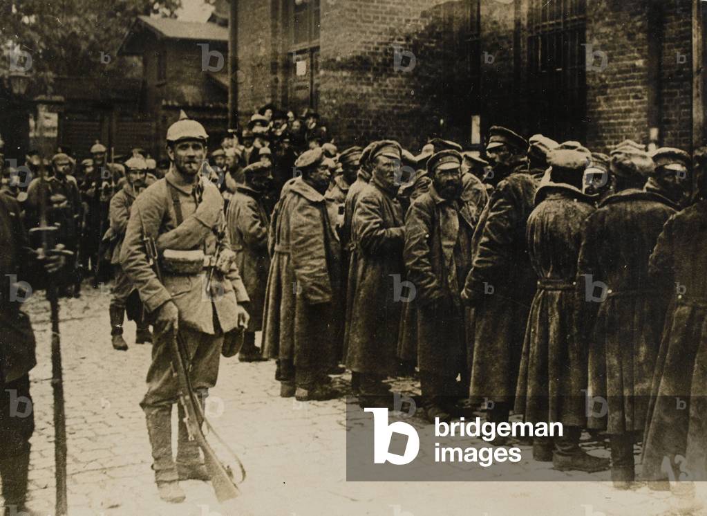 Germans and Russian prisoners of war at Allenstein, 1914 (b/w photo)