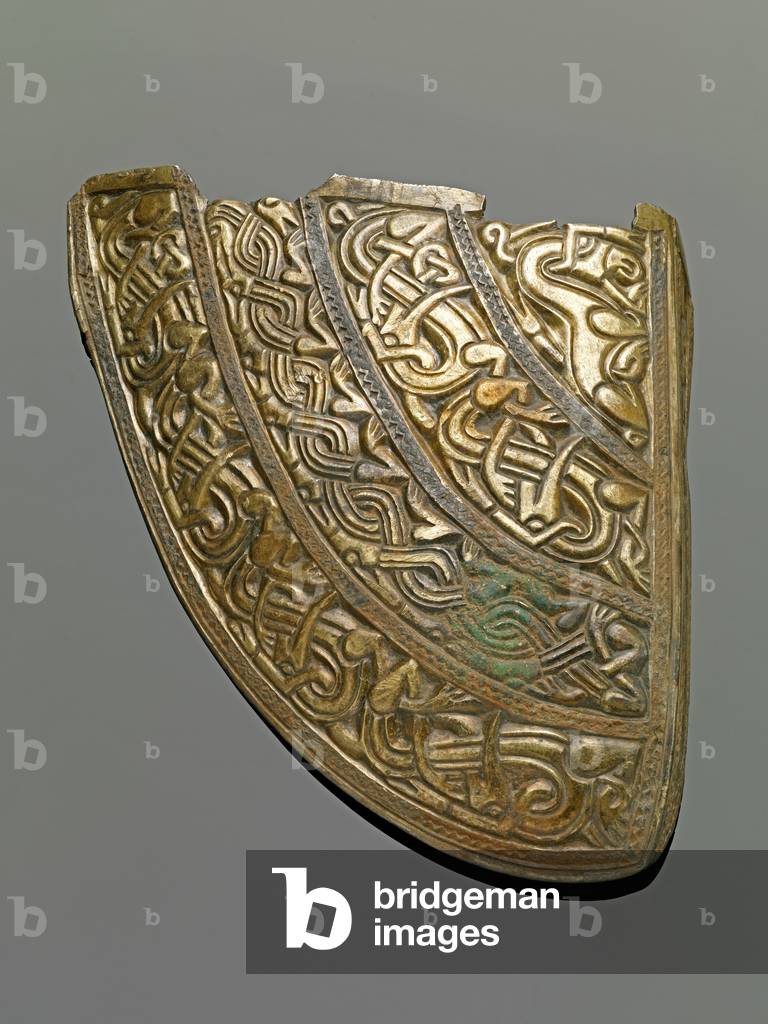 591 [K453] (Ansicht 3) Helmwangenstück in silber und vergoldet gegossen, mit Tierornament und einem goldenen H