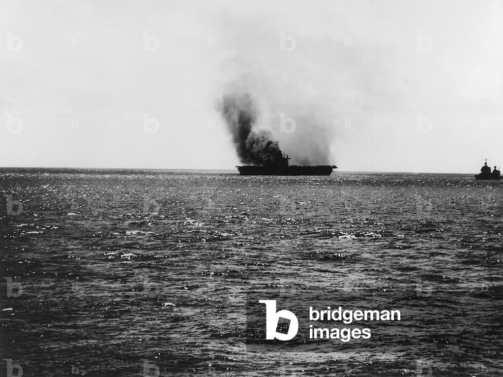 Bild von Fotografie "Amerikanischer Flugzeugträger Yorktown: Er wurde in der Schlacht im Korallenmeer beschädi