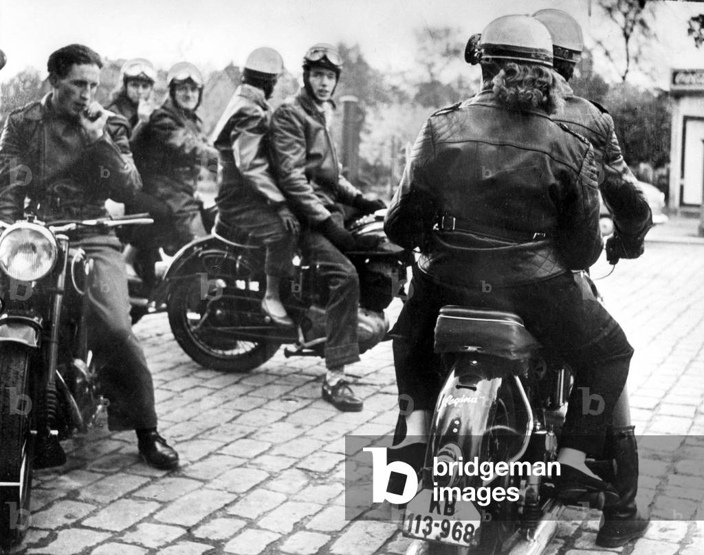 "Adolescenti in moto (foto b/n)", b/w