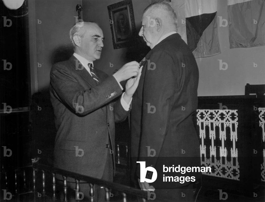 Bild von Fotografie "In Fredericksburg (Virginia) überreicht Herve Alphand (l" 1945 von Unknown photographer, 