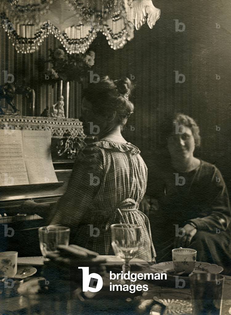 Suonando el piano, Francia, 1900 (foto b/n)