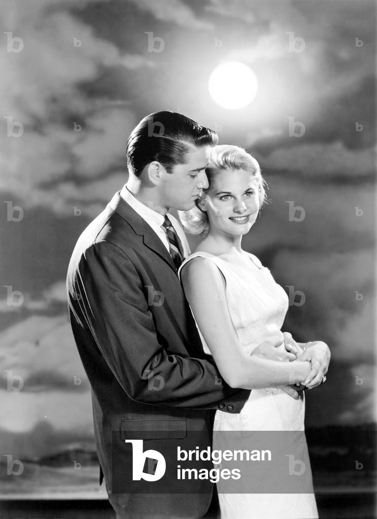Bild von Fotografie "Mann und Frau umarmen durch Mondlicht (s/w Foto)", b/w