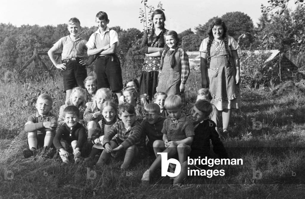 Immagine di Fotografia "Corsi all'aperto presso la scuola rurale di Tiefensee gestita da Adolf Reichwein", b/w