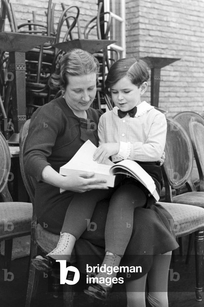 Image of Report about the job profile of a script girl, Germany