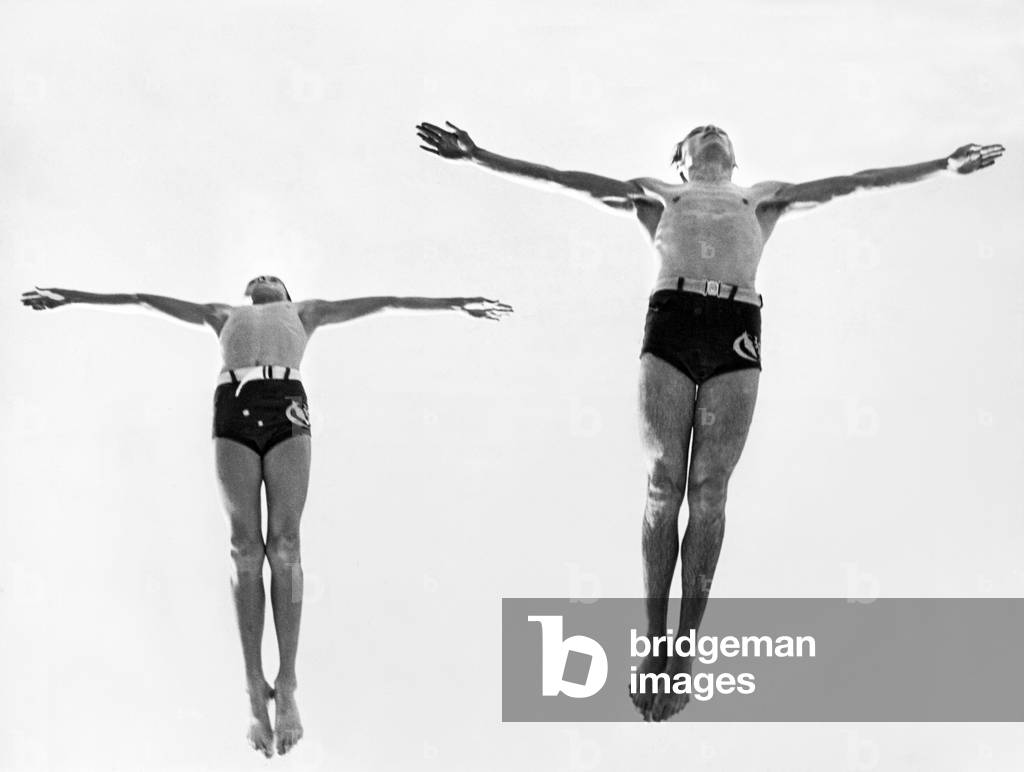 Bild von Fotografie "Swan Dive Together (s/w Foto)" 1937, b/w