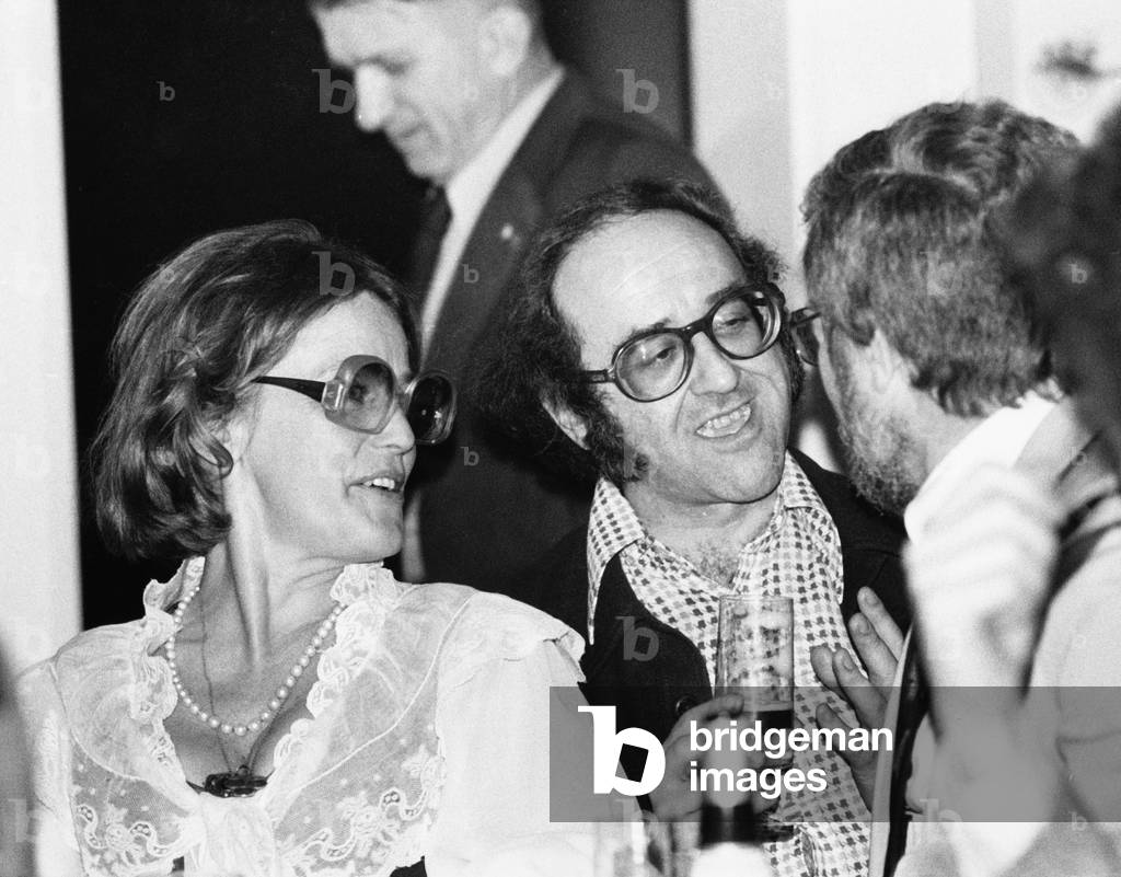 "Der deutsche Journalist Dr. Alfred Biolek und die Schauspielerin Maria Schell im Gespräch 1975", b/w