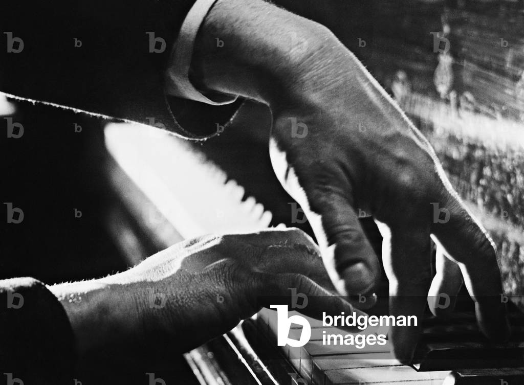 Immagine di Fotografia "Mani al pianoforte (foto in b/n)" 1939, b/w