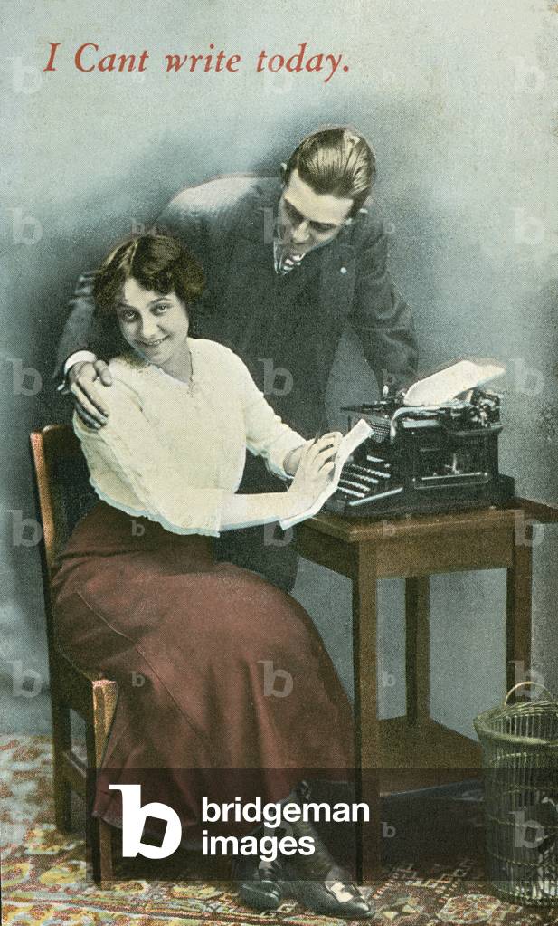 Immagine di Fotografia "Dattilografa distratto (foto a colori)" di English Photographer