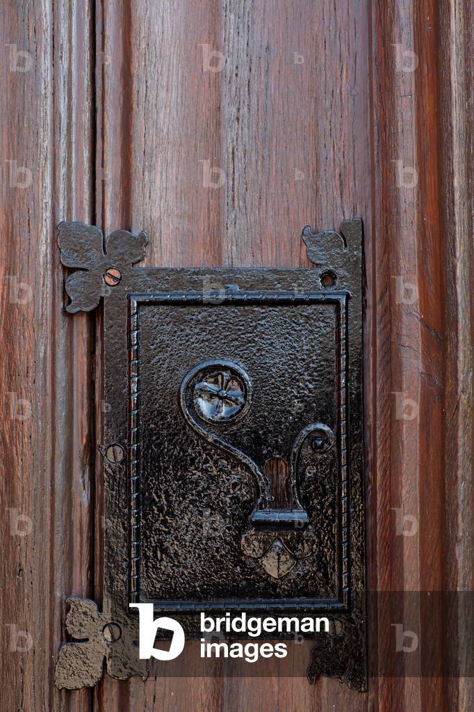 Tiegem. Parish church (Sint-Arnoldus). Exterior. Door lock.