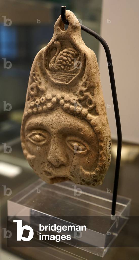 Beidseitige Plakette mit Gesicht, Schwanenmotiv im Kopfkleid und Loch für Federung