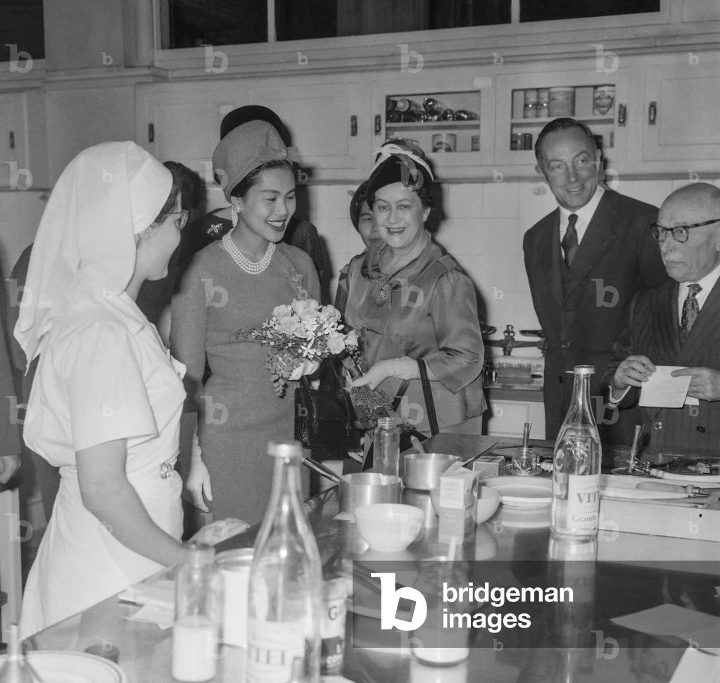 Immagine di Fotografia "La regina Sirikit di Thailandia e la signora Yvonne De Gaulle in visita a una scuola d