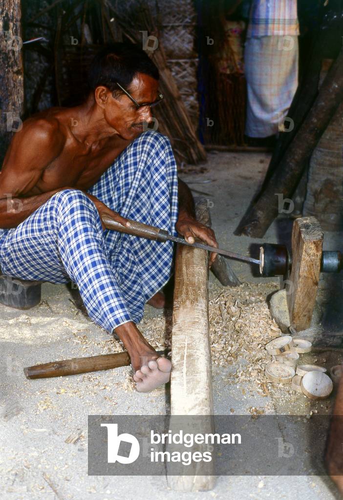 Immagine di Fotografia "Maldive: Lavoratore della lacca che gira un nuovo vaso su un tornio tradizionale"