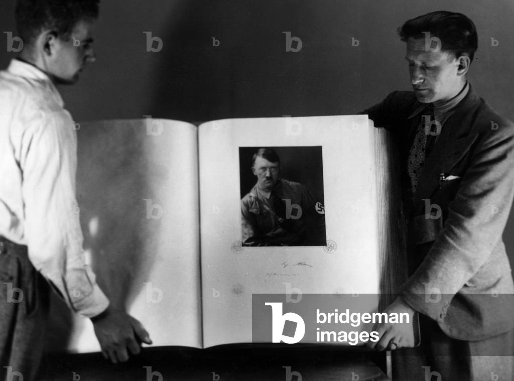 Raccolta di manoscritti alla Fiera dell'Artigianato di Berlino, 1936 (foto in b/n)