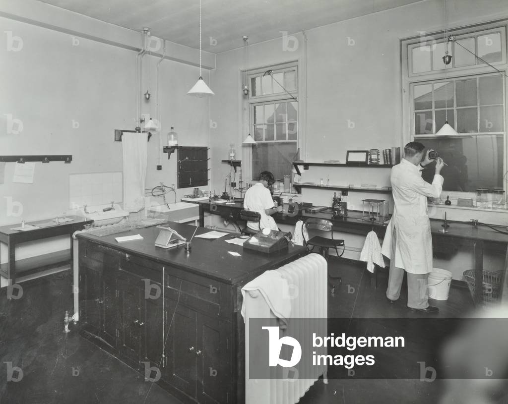 Lewisham Hospital: scienziati che lavorano in un laboratorio batteriologico, 1933 (foto b/n)