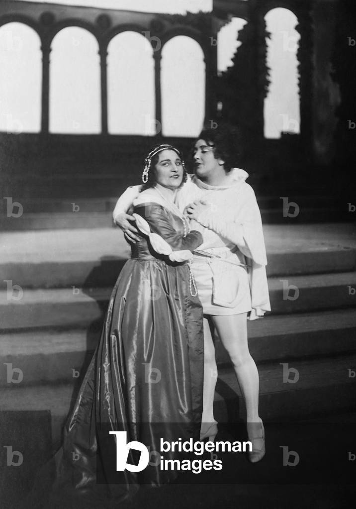Image de Photographie représentant Kaethe Dorsch et Sonja Yergin dans « Boccaccio » 1924, b/w